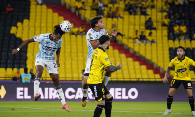 Joshué Quiñónez despejando una pelota dentro de su área. Foto: API