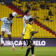 Joshué Quiñónez despejando una pelota dentro de su área. Foto: API