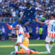 Orlando Gill siendo protagonista frente a Francia. Foto: FIFA