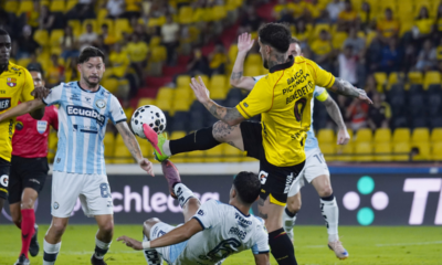 Darío Benedetto disputando la pelota frente a Guayaquil City. Foto: API