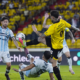 Darío Benedetto disputando la pelota frente a Guayaquil City. Foto: API