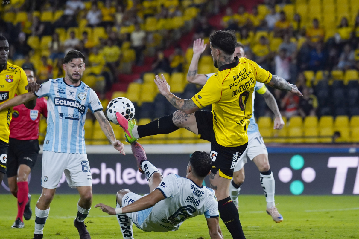 Darío Benedetto disputando la pelota frente a Guayaquil City. Foto: API