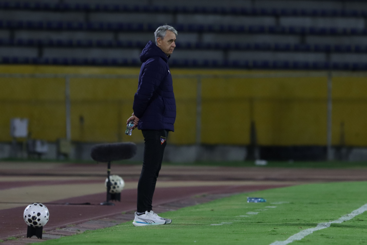 Tiago Nunes dirigiendo su último partido de LDU frente a Universidad Católica. Foto: API