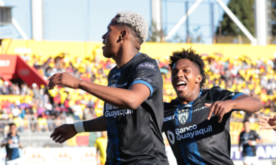 Emerson Pata celebrando su gol frente a Aucas con Djorkaeff Reasco. Foto: API