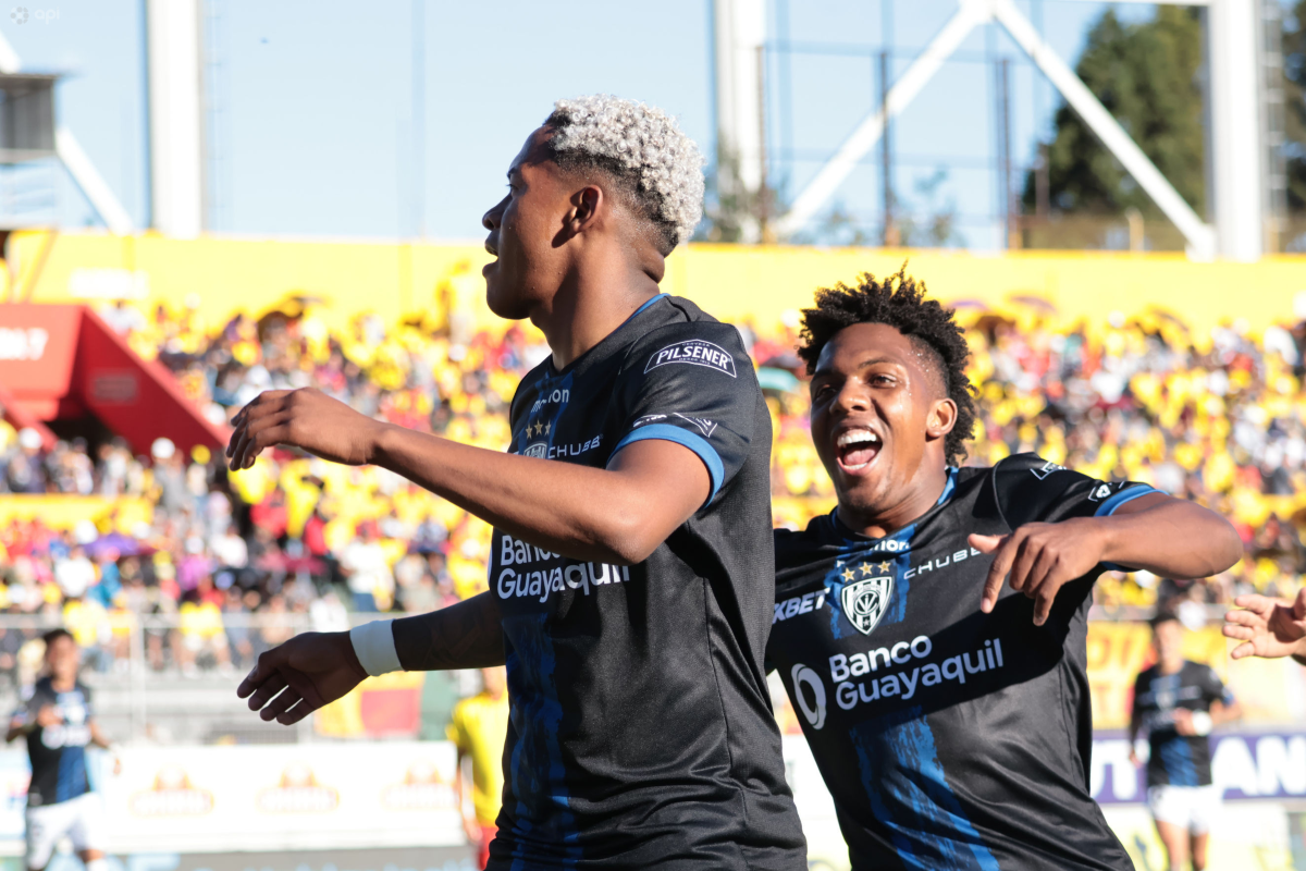 Emerson Pata celebrando su gol frente a Aucas con Djorkaeff Reasco. Foto: API
