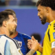Messi y Vozinha saludándose en el Mundial. Foto: FIFA
