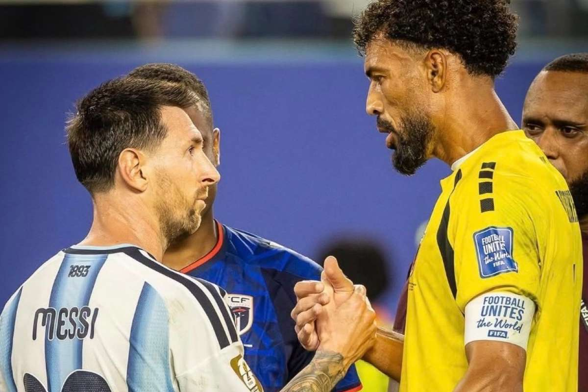 Messi y Vozinha saludándose en el Mundial. Foto: FIFA