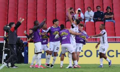 Leones FC celebrando el gol frente a Liga de Quito en el Rodrigo Paz Delgado. Foto: API