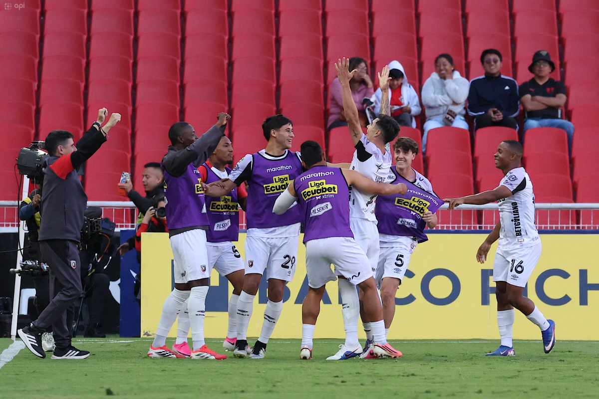 Leones FC celebrando el gol frente a Liga de Quito en el Rodrigo Paz Delgado. Foto: API