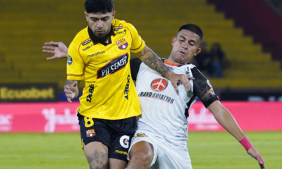 Mauro Díaz y Edu Pineda peleando el balón en el Estadio Monumental. Foto: API