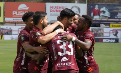 Mushuc Runa celebrando con Ronie Carrillo los goles frente a Orense. Foto: API