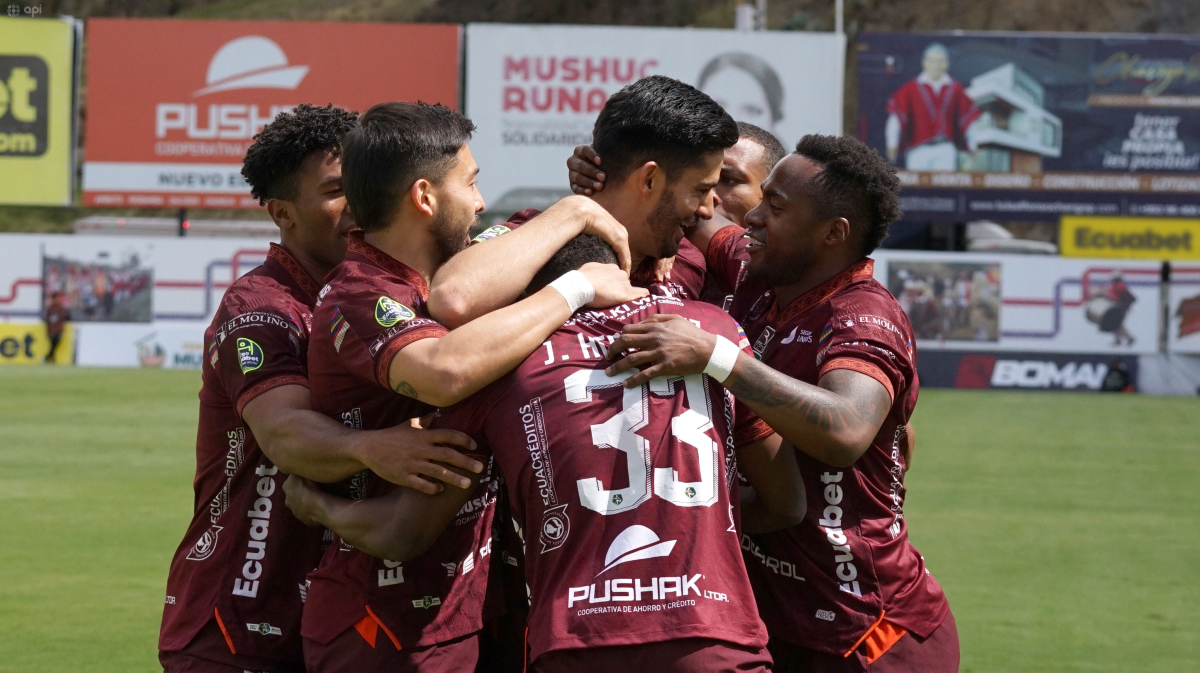 Mushuc Runa celebrando con Ronie Carrillo los goles frente a Orense. Foto: API