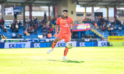 Rodrigo Morinigo en disputa con el balón. Foto: API