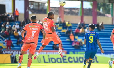 Christian Valencia despejando el balón del peligro de Franco Ayunta. Foto: API
