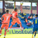 Christian Valencia despejando el balón del peligro de Franco Ayunta. Foto: API