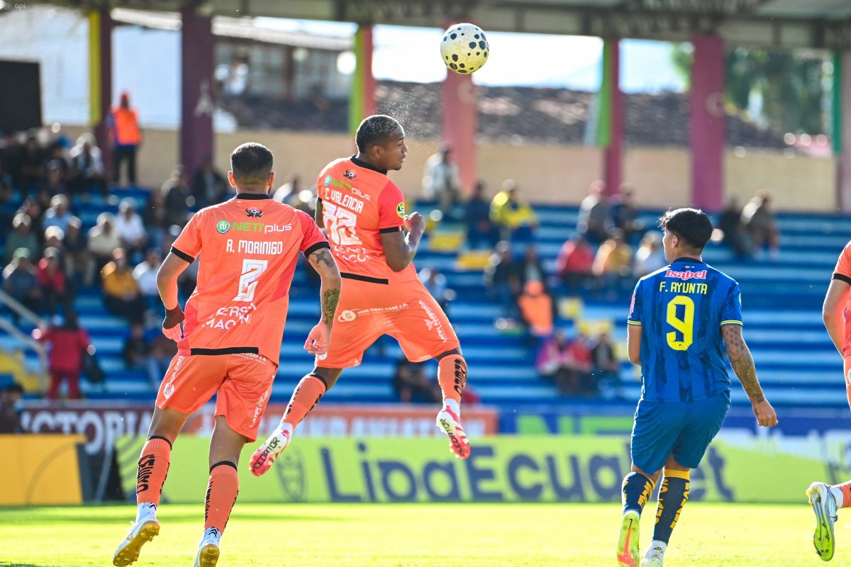 Christian Valencia despejando el balón del peligro de Franco Ayunta. Foto: API