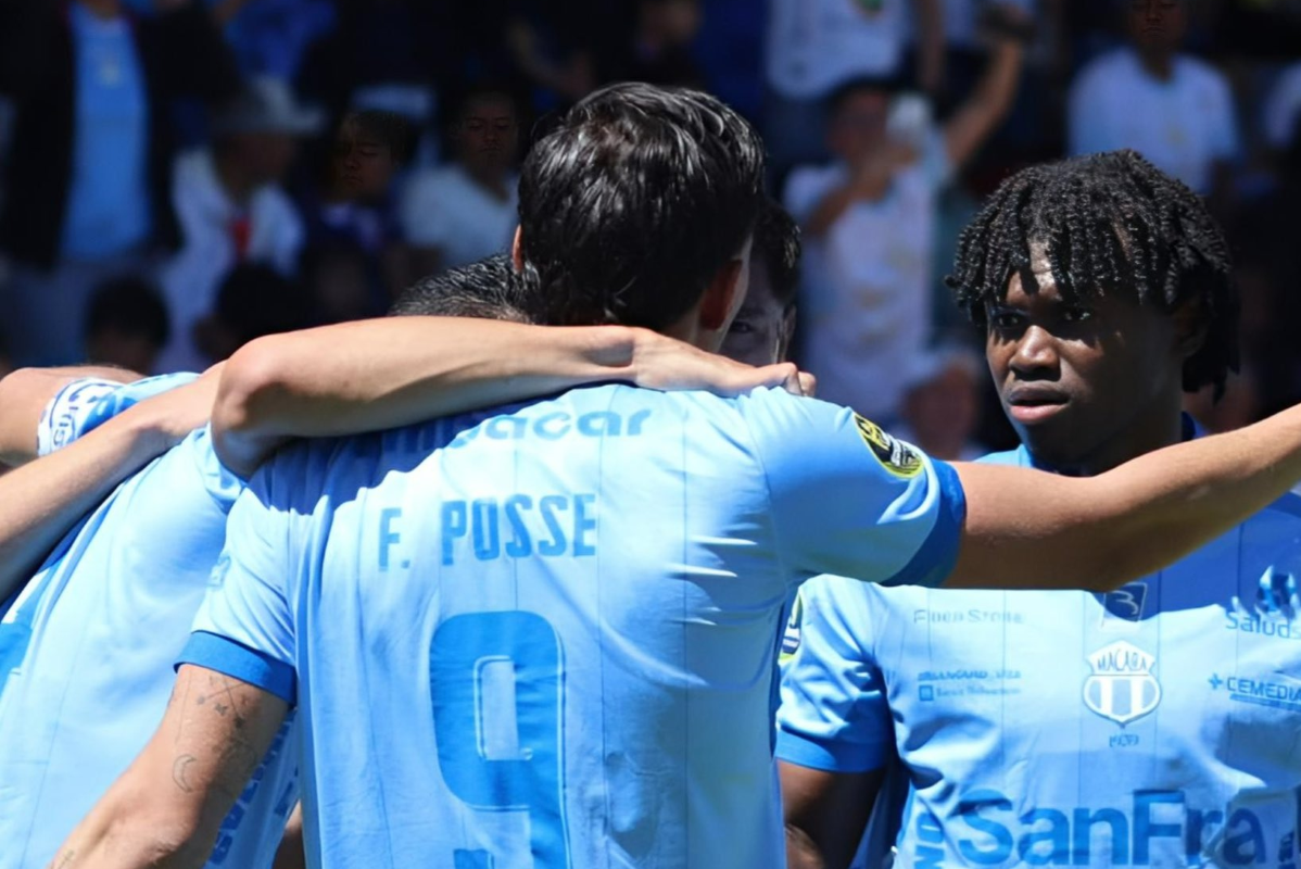 Mateo Viera celebrando con sus compañeros de Macará el gol a LDU. Foto: Macará