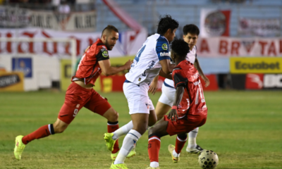 Luis Segovia luchando la pelota frente a varios jugadores del Manta por LigaPro. Foto: API