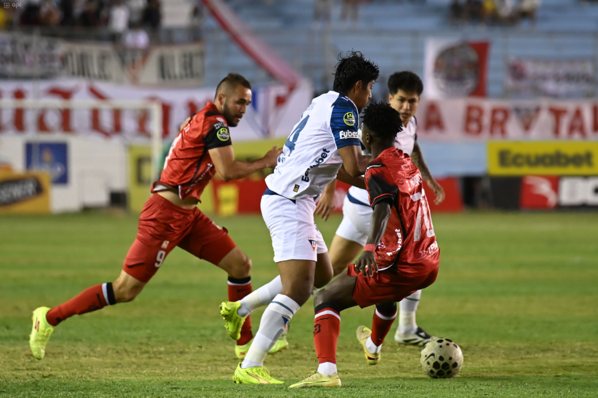 Luis Segovia luchando la pelota frente a varios jugadores del Manta por LigaPro. Foto: API