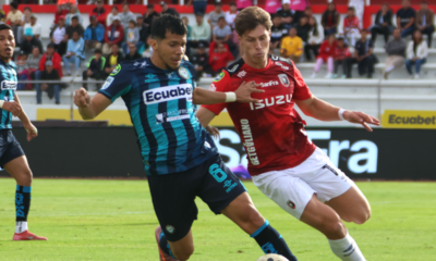 Roger Arias y Martin Caramuto peleando la pelota en el Estadio Olímpico de Ibarra. Foto: API