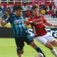 Roger Arias y Martin Caramuto peleando la pelota en el Estadio Olímpico de Ibarra. Foto: API