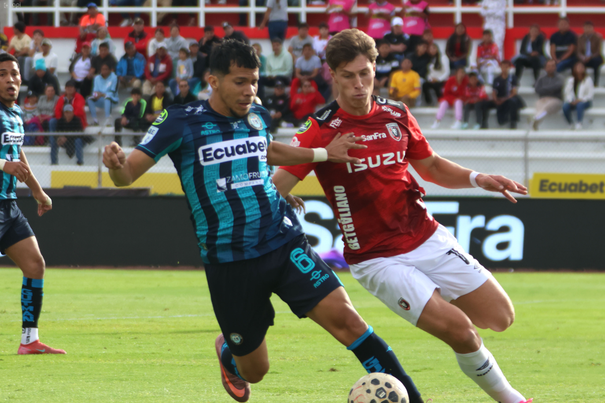 Roger Arias y Martin Caramuto peleando la pelota en el Estadio Olímpico de Ibarra. Foto: API