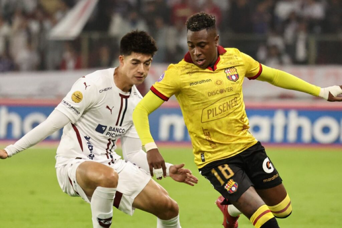 Gabriel Villamil disputando el balón junto a Bryan Carabalí. Foto: API