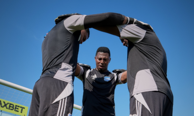 Pedro Ortiz calentando con sus compañeros de Emelec en el Estadio Jocay. Foto: Emelec