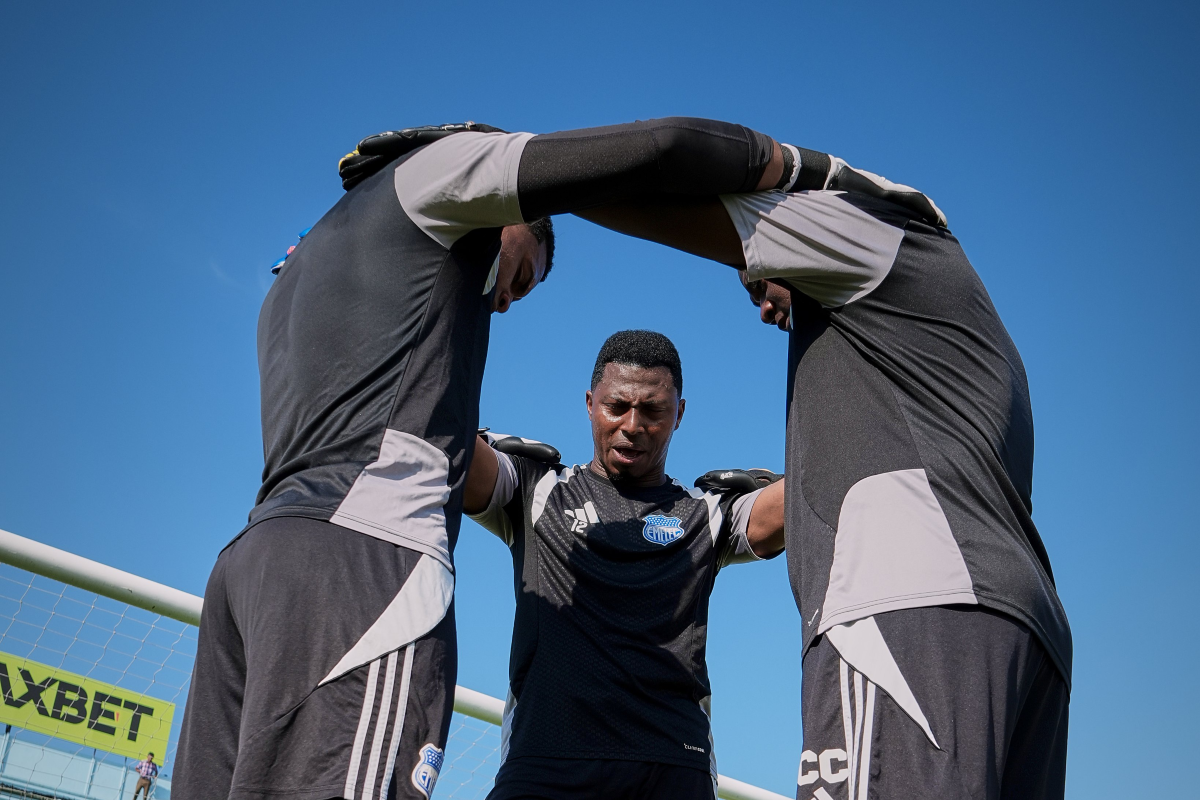 Pedro Ortiz calentando con sus compañeros de Emelec en el Estadio Jocay. Foto: Emelec