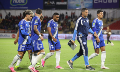 Club Sport Emelec saliendo de la cancha luego de perder contra Deportivo Cuenca. Foto: API