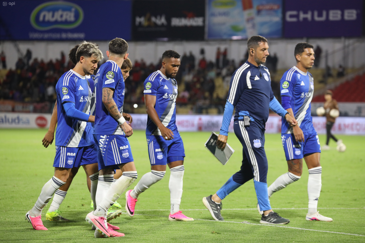 Club Sport Emelec saliendo de la cancha luego de perder contra Deportivo Cuenca. Foto: API