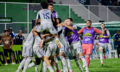 Emelec celebrando la victoria frente al Orense en el Estadio 9 de Mayo. Foto: Emelec