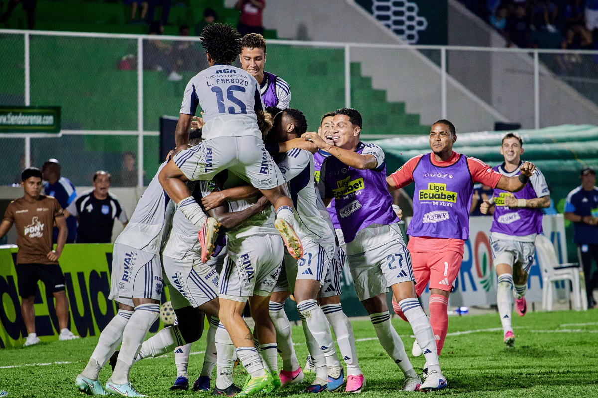 Emelec celebrando la victoria frente al Orense en el Estadio 9 de Mayo. Foto: Emelec