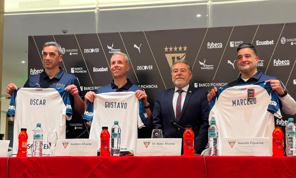 Gustavo Álvarez siendo presentado en la ciudad de Guayaquil como DT de Liga. Foto: Tito Rosales