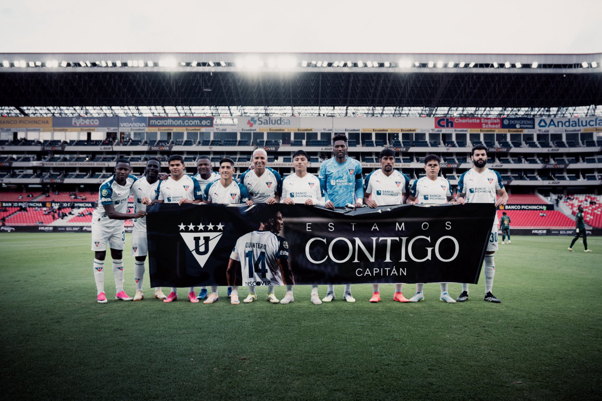 La plantilla de LDU sale en apoyo a José Quintero de su lesión. Foto: LDU