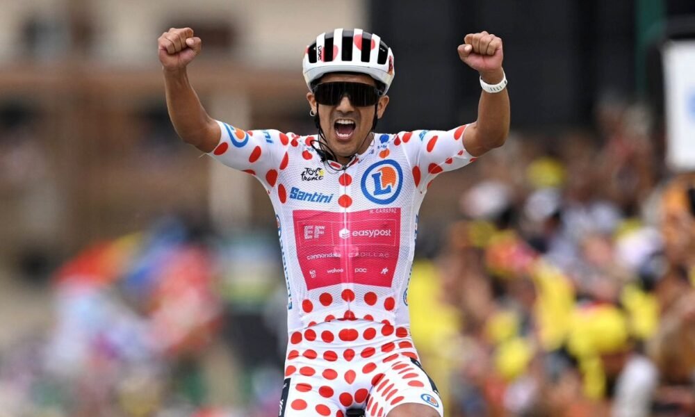 Richard Carapaz celebra el triunfo en la etapa 20 del Tour de Francia. Foto: Tour de Francia