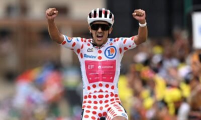 Richard Carapaz celebra el triunfo en la etapa 20 del Tour de Francia. Foto: Tour de Francia