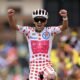 Richard Carapaz celebra el triunfo en la etapa 20 del Tour de Francia. Foto: Tour de Francia