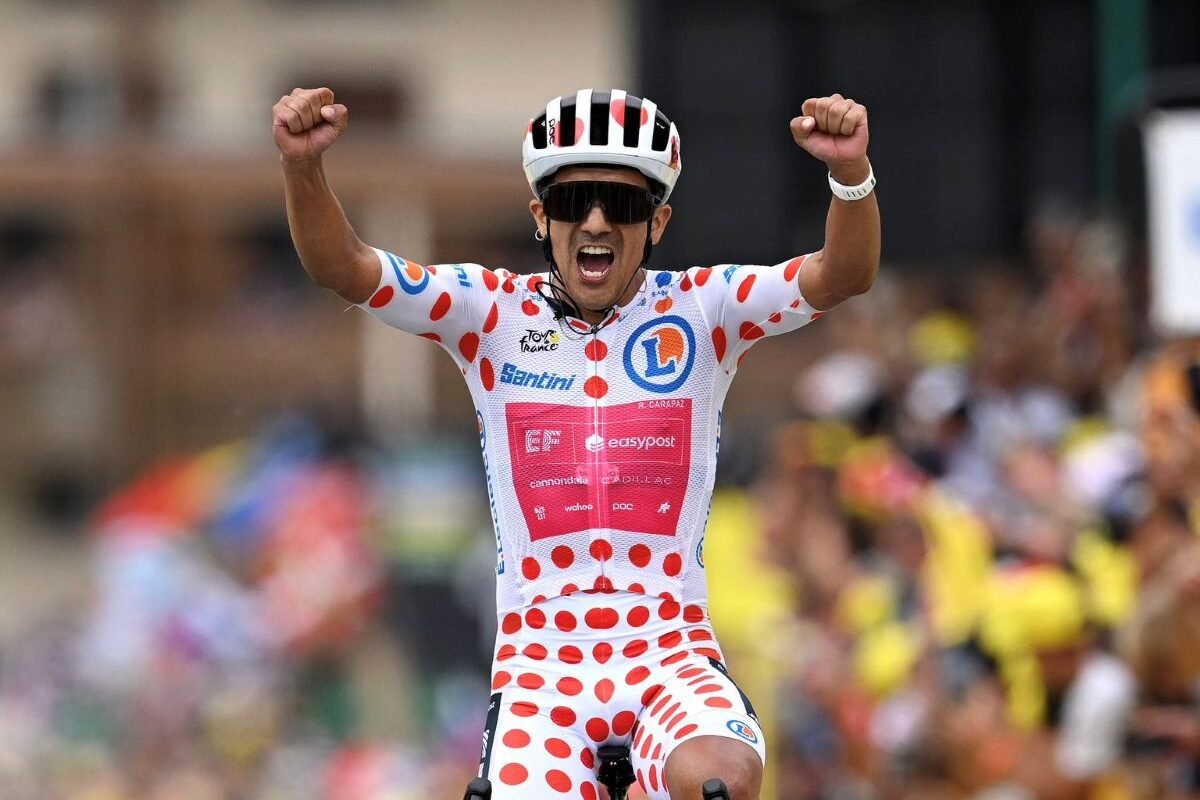 Richard Carapaz celebra el triunfo en la etapa 20 del Tour de Francia. Foto: Tour de Francia