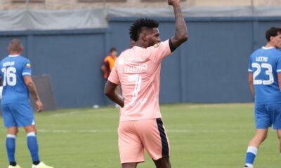 José Fajardo festejando gol con Universidad Católica frente a Vinotinto del Ecuador FC.