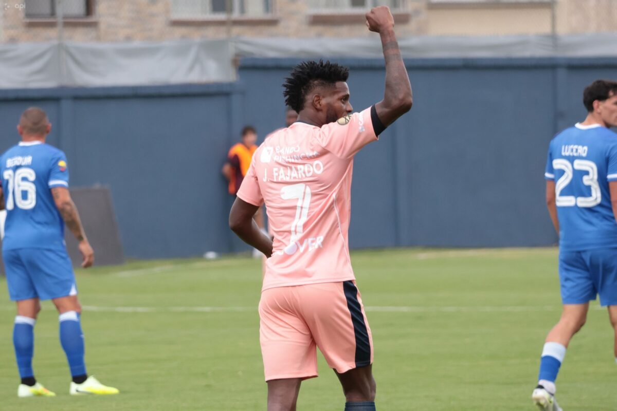 José Fajardo festejando gol con Universidad Católica frente a Vinotinto del Ecuador FC.