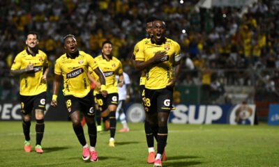 Jhonny Quiñónez celebrando el gol frente a Liga de Portoviejo en Copa Ecuador