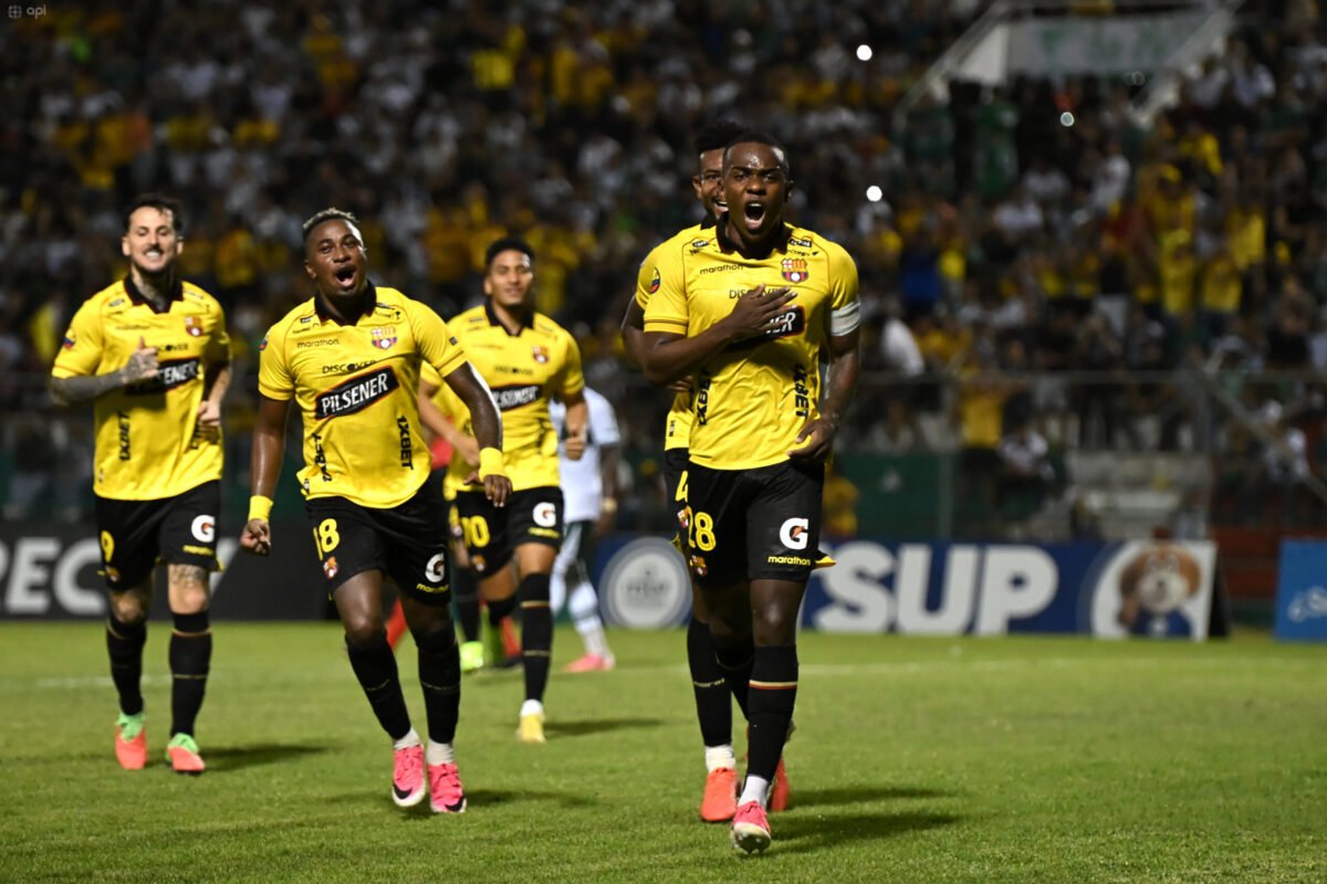 Jhonny Quiñónez celebrando el gol frente a Liga de Portoviejo en Copa Ecuador
