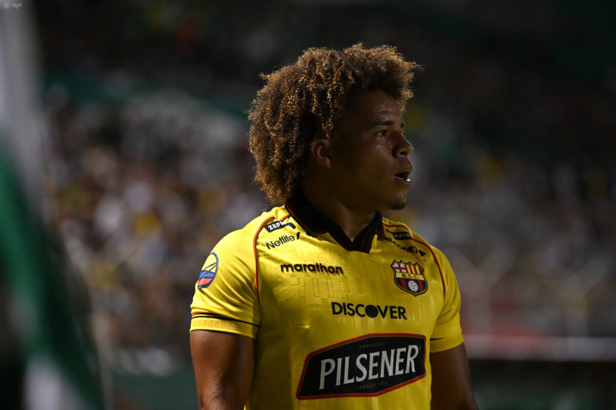 Erick Mendoza disputando la Copa Ecuador con la camiseta de Barcelona SC