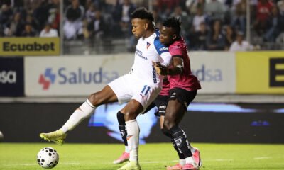 Michael Estrada forcejeando con el balón contra John Jairo Espinoza. Foto: API