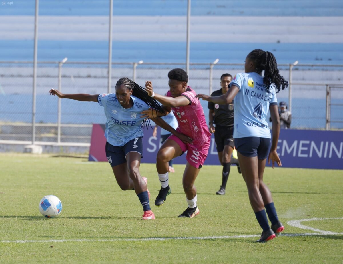 Universidad Católica y Dragonas IDV enfrentándose por la semifinal de la Superliga Femenina 2026