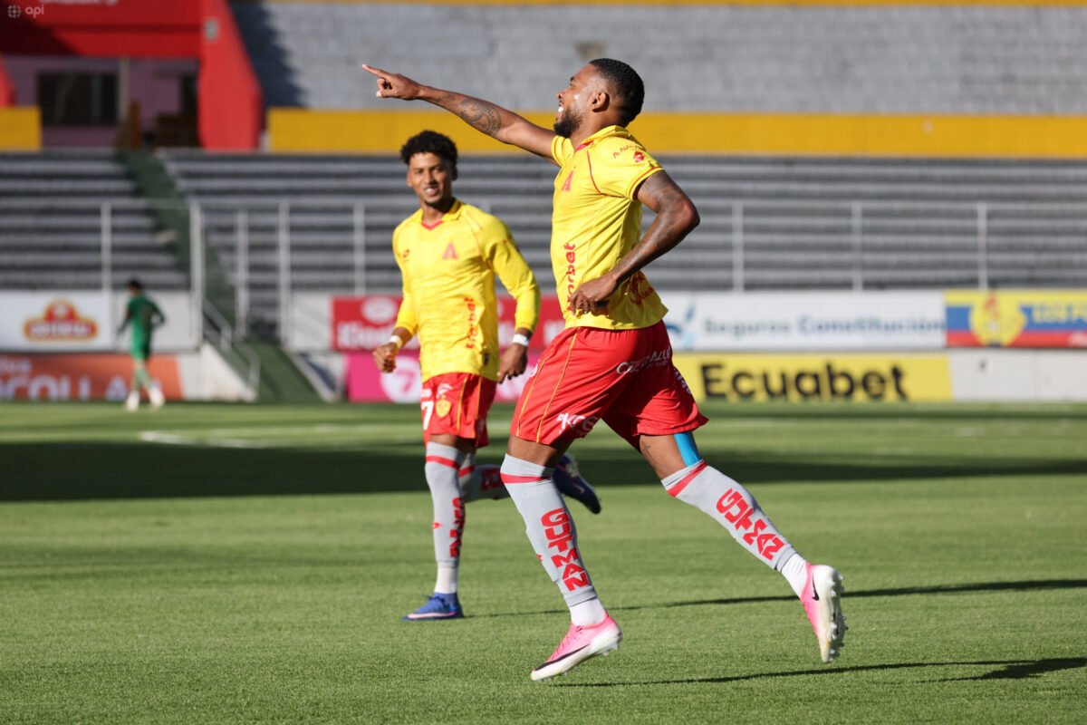 Ayrton Preciado festejando un gol frente a Leones FC en la LigaEcuabet