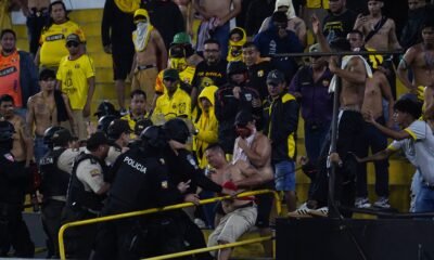 Enfrentamiento de hinchas con la policía en el partido Barcelona SC vs Macará
