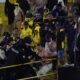 Enfrentamiento de hinchas con la policía en el partido Barcelona SC vs Macará