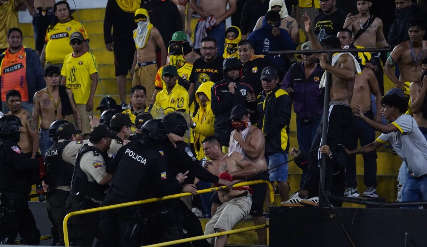 Enfrentamiento de hinchas con la policía en el partido Barcelona SC vs Macará